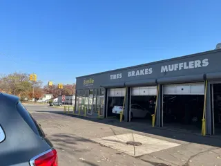 8 Mile Auto Center