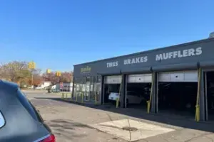 8 Mile Auto Center